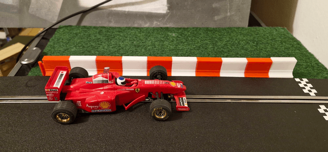 Trackside Wall Barrier.( White/Red. 5pcs of each)